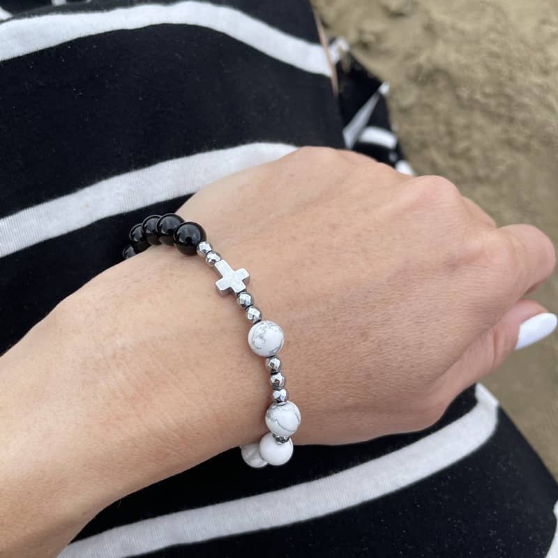 Rosenkranz-Armband aus Onyx • Howlith • Hämatit